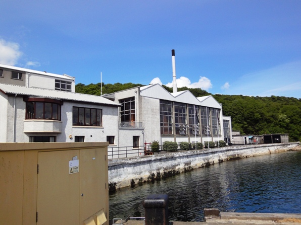 カリラ蒸留所を海から撮影 カリラ蒸留所を海から撮影